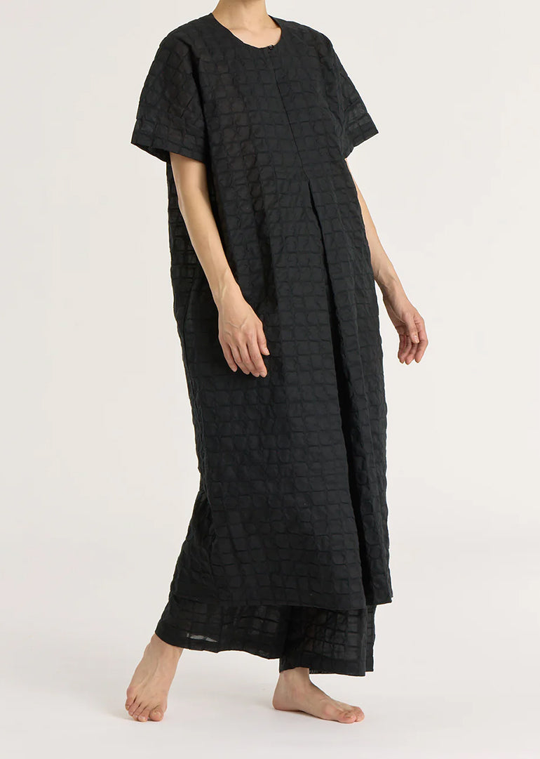 Black Crane - Ripple Finish Crew Neck Dress in Black