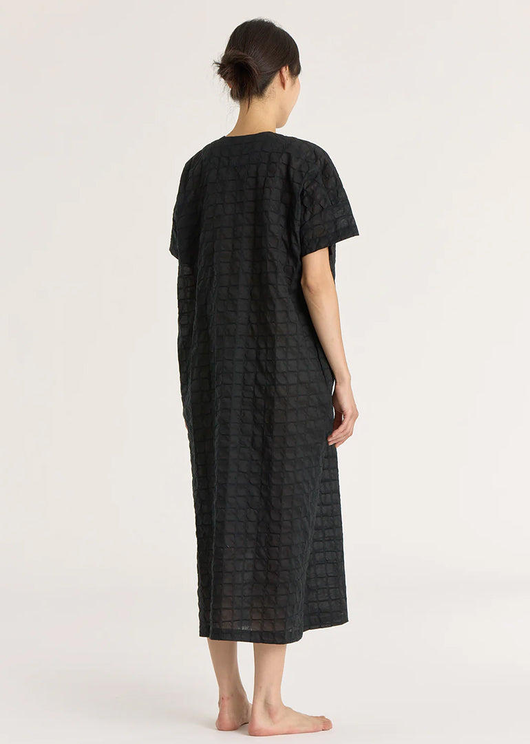Black Crane - Ripple Finish Crew Neck Dress in Black