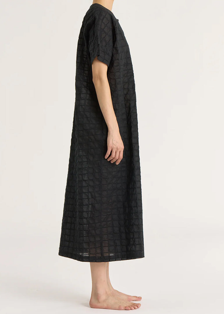 Black Crane - Ripple Finish Crew Neck Dress in Black